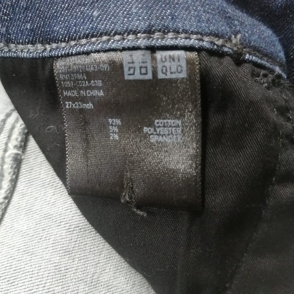 UNIQLO dark wash jeans 27 - Picture 2 of 2